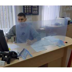 Защитные экраны для профилактики коронавируса для точек обслуживания покупателей.
